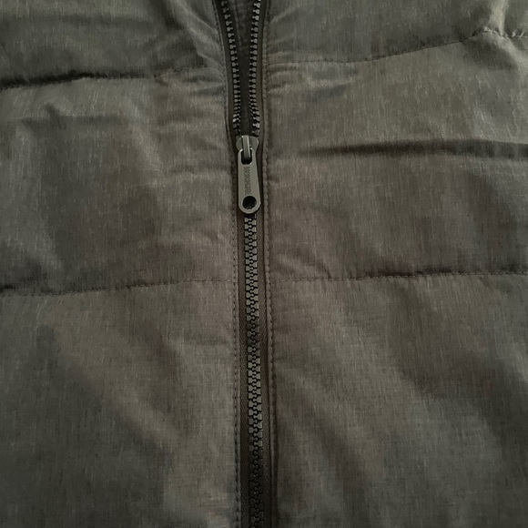 NWOT Abercrombie Kids Puffy Vest. Grey. Size 15/16. - Picture 7 of 17